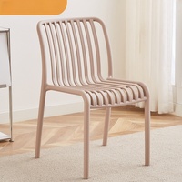 Chaise de salle à manger empilable moderne en plastique à rayures verticales pour la maison, le bar, le café, le restaurant, l'extérieur, le magasin de thé au lait