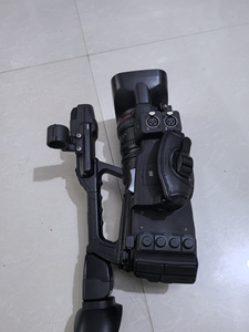 Caméscope d'occasion Canon XF305 à bon prix, capteurs CMOS 3 x 1/3 type, zoom optique 18x, caméscope de diffusion HD - Product Image 4