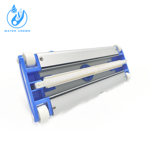 Tête d'aspirateur pour <span class=keywords><strong>piscine</strong></span> Water Crown, poignée en acier inoxydable, utilisation facile, matériau plastique durable, compatible avec les piscines standard, couleur bleue. - Product Image 5