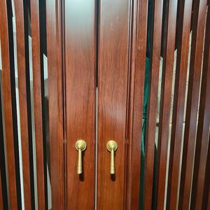 ארון בגדים מעץ מלא עתיק בהתאמה אישית עם דלתות פאנל מוגבהות וידיות פליז, ריהוט לחדר שינה - Product Image 5