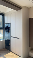 Vitrine blanche moderne avec éclairage LED, étagères ouvertes et rangement intégré pour buanderie, idéale pour appartement, sur mesure