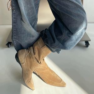 Vente en gros de bottines western en <span class=keywords><strong>daim</strong></span> avec ceinture et bout pointu pour femmes, bottes courtes à enfiler avec talon plat pour femmes - Product Image 2