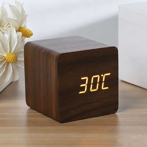Reloj de Mesa Inteligente LED de Madera con Pantalla Digital de Hora, Luz Nocturna y Alarma para Dormitorio, Hogar u Oficina - Product Image 1