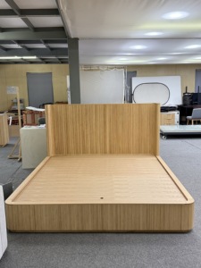 Base de Cama de Plataforma de Perfil Bajo con Cabecero Alto de Alas, de Roble Macizo Acanalado, Estilo Mid-Century, Ecológica y que Ahorra Espacio - Product Image 2
