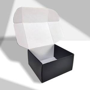 Caja de Cartón Corrugado Reciclable con Impresión Personalizada y Relieve para Envío de Ropa y Zapatos con Adhesivo de Lámina Dorada - Product Image 1