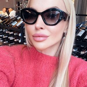 Gafas de Sol de Moda Retro 2022, Montura Ancha Negra, Protección UV400, Estilo Ojo de Gato Pequeño para Mujer - Product Image 2