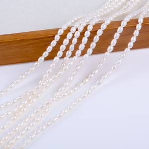 Perlas de Arroz Blancas de 4-5mm con Orificio Recto al por Mayor, Cuentas para Hacer Collares y Pulseras, Productos Semielaborados de Comercio Exterior de Zhuji - Product Image 1