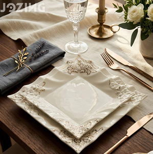 Service de vaisselle carré en <span class=keywords><strong>porcelaine</strong></span> blanche, vente en gros, <span class=keywords><strong>assiette</strong></span> en céramique à bord doré avec motif floral 3D en relief pour mariages et banquets d'hôtel - Product Image 2