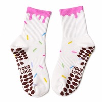 Chaussettes de yoga et de Pilates antidérapantes pour jeunes femmes, avec logo personnalisé OEM, en tissu semi-éponge, bordure à volants, motif cœur, patte et nuage brodés