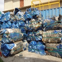 FILM DE PLASTIQUE PET CLAIR ET BALLES BLEU CLAIR DÉCHETS/DÉCHETS POUR LE RECYCLAGE.