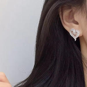 E4340 Orecchini a cuore con diamanti in oro bianco da donna, stile romantico da matrimonio, colore D naturale, gioielli in oro bianco 18 carati - Product Image 5
