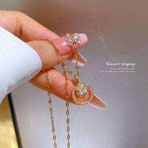 สร้อยคอแฟชั่นชุบทองสแตนเลสสตีล ดีไซน์หรูหราเบาๆ ประดับเพชรเม็ดเล็กๆ สไตล์ดาวเคราะห์ - Product Image 3