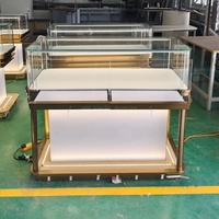 Vitrine de présentation moderne et minimaliste en verre, comptoir de luxe en acier inoxydable avec éclairage LED, pour bijoux, montres et diamants, idéale pour centre commercial ou kiosque.