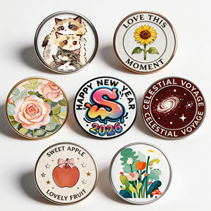 Pin de Solapa Metálico Vintage con Diseño Floral, Bañado en Oro, Esmalte Duro, Circular, Artístico y Coleccionable - Product Image 5