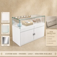 Vitrine à bijoux en bois antique avec éclairage LED, durable et personnalisable pour bijouterie et salle d'exposition