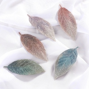 Barrettes à cheveux élégantes en dentelle avec feuilles brodées à paillettes dégradées pour femmes, idéales pour les fêtes et mariages - Product Image 3