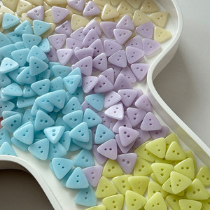 Triángulo de dibujos animados Tamaño pequeño 2 agujeros Botones de cerámica para ropa para cárdigan de punto Vestido de niños Botones decorativos para ropa - Product Image 2