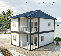 Maison conteneur préfabriquée à double étage avec cuisine moderne, balcon, toit incliné, fenêtres pleine hauteur et bureau