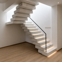 Escalier flottant avec marches en blocs blancs, balustrade en verre, escalier suspendu intérieur, escalier moderne minimaliste pour la maison