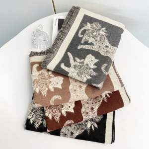 أزياء جديدة على الطراز الكوري القطط الحيوانية ونمط القمر وشاح طويل شتوي من الكاشمينا وشاح سميك دافئ للنساء شالات الباشمينا خمر - Product Image 2