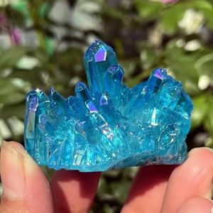 Vente en gros, très demandé, haute qualité, écologique, amas de cristaux bleus arc-en-ciel teints, forme irrégulière, pour la méditation et la décoration intérieure - Product Image 3