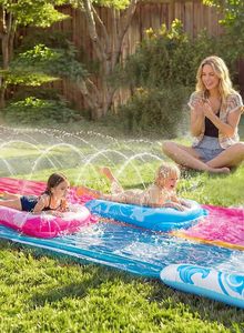 Toboggan aquatique double piste rose et bleu avec arroseur et 2 planches de surf pour enfants – Course en plein air dans le jardin - Product Image 6