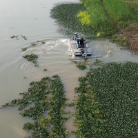 Bateau amphibie multifonctionnel pour la récolte et l'élimination des plantes aquatiques dans les zones humides et les réservoirs, avec coupe-roseaux.