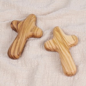 Tamaño de Palma de mano natural pequeña oración fina Cruz adhesiva de madera de oliva regalo cristiano <span class=keywords><strong>para</strong></span> <span class=keywords><strong>manualidades</strong></span> - Product Image 3