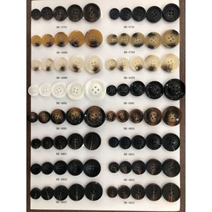 Échantillon de boutons ronds à 4 trous, style classique, teints, sans nickel, motif circulaire - Product Image 1