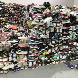 Le balle di scarpe miste all'ingrosso della fabbrica hanno usato lo Stock di scarpe Unisex della Sneaker per adulti e bambini