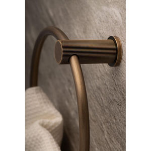 Porte-serviettes de qualité standard avec finition dorée, design luxueux de forme ronde, en vente - Product Image 1