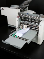 Machine à plier le papier professionnelle entièrement automatique à grande vitesse BaoYu A3 avec fonctions de pliage croisé, de pliage en deux et de rainurage ZY-A3-4GD2