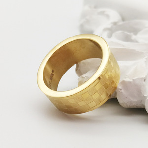 แหวนผู้ชายลายตารางโมเสค 3 มิติ สแตนเลสสตีล ชุบทอง 18K ดีไซน์เรขาคณิต ของขวัญเครื่องประดับ - Product Image 2