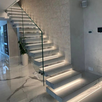 Escalier moderne en acier et bois flottant pour intérieur avec garde-corps en verre, escalier en chêne sur mesure