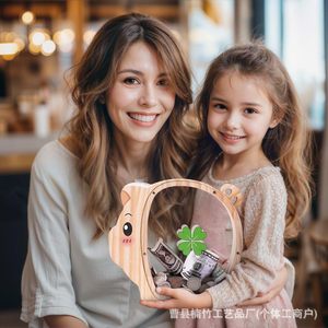 Hucha de madera con forma de cerdo, color madera natural, para niños de 5 a 7 años, estilo moderno y sencillo. - Product Image 1