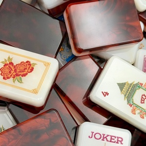 Fichas de Mahjong Americanas Grabadas de 2 Capas con Temática de Fuego y Fortuna, 160 Piezas, Premium Pearl Miss Mahjong - Product Image 3