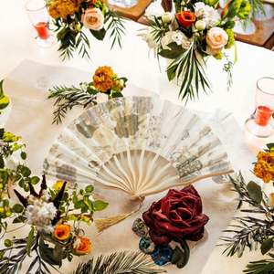 Éventails pliants élégants en soie de bambou blanc, art populaire, cadeau de mariage, motif floral peint sur bambou, gravure personnalisée - Product Image 3
