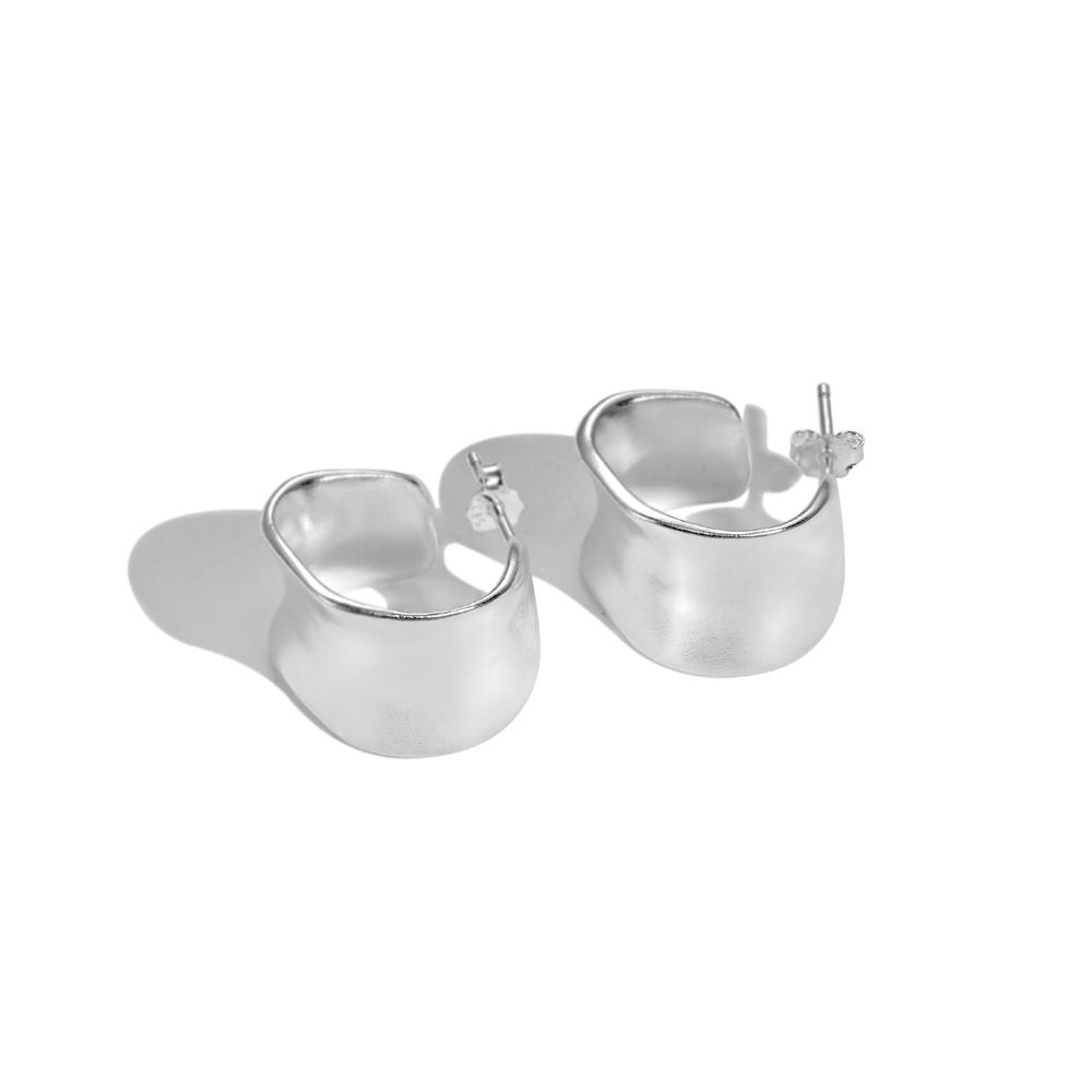 Dylam New Arrival Hypoallergenic Nickel Free S925 Silver Rhodium Plated  Frosted Irregular Arc-shaped Stud Earrings