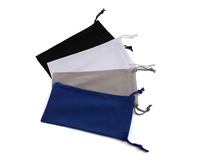 Pochette carrée promotionnelle tendance en microfibre noire souple avec cordon de serrage et logo personnalisé estampé à chaud pour lunettes de soleil