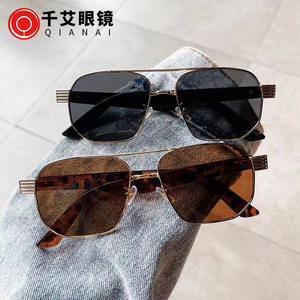 Nouvelles Lunettes de Soleil Carrées à Double Pont Unisexe Monture Dorée Verres Teintés Protection UV 100% Style Urbain Tendance - Product Image 2