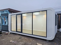 Maisonnette modulaire festive à assembler rapidement, avec deux chambres, cuisine et salle de bain, pour suites d'hôtes de Noël