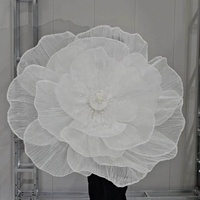 Arrangements floraux géants en organza blanc sur mesure, luxueux et haut de gamme, pour décorations de mariage et vitrines.