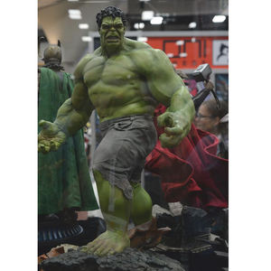 Estatuas de fibra de vidrio personalizadas de tamaño real <span class=keywords><strong>Hulk</strong></span> Movie Prop 1:1, estatua de figura de juguete de Anime de resina de tamaño completo - Product Image 2