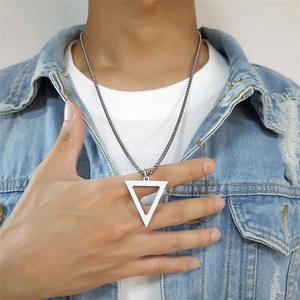 Collar con Colgante Triangular Hueco de Acero Inoxidable Chapado en Oro Personalizado para Hombre, Joyería Masculina en Oferta - Product Image 5