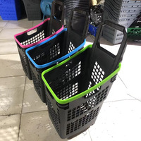 Panier de courses en plastique durable à roulettes géant et tendance avec quatre roues