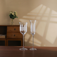 Moderne elegante geribbelde, verticaal gestreepte, langstamige, mondgeblazen kristallen, loodvrije, luxe, transparante rode wijnglazen