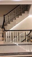 Colonne moderne de luxe en aluminium sculptée mains courantes d'intérieur poteau général décoratif rampe d'escalier balcon alliage d'aluminium durable