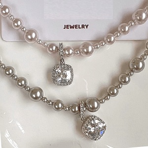 <span class=keywords><strong>Collana</strong></span> girocollo di <span class=keywords><strong>perle</strong></span> grigiastro con ciondolo quadrato Manta rosa con ciondolo di lusso regolabile per donna - Product Image 1