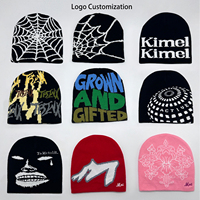 Bonnet en tricot jacquard personnalisé avec logo, motif graphique rose vif, style streetwear noir, bonnet intégral avec logo pour femme