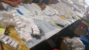 Organizador de gestión de cables de columna vertebral de oficina debajo de la Mesa Cables retráctiles de plástico ajustables y columna vertebral de gestión de cables - Product Image 6